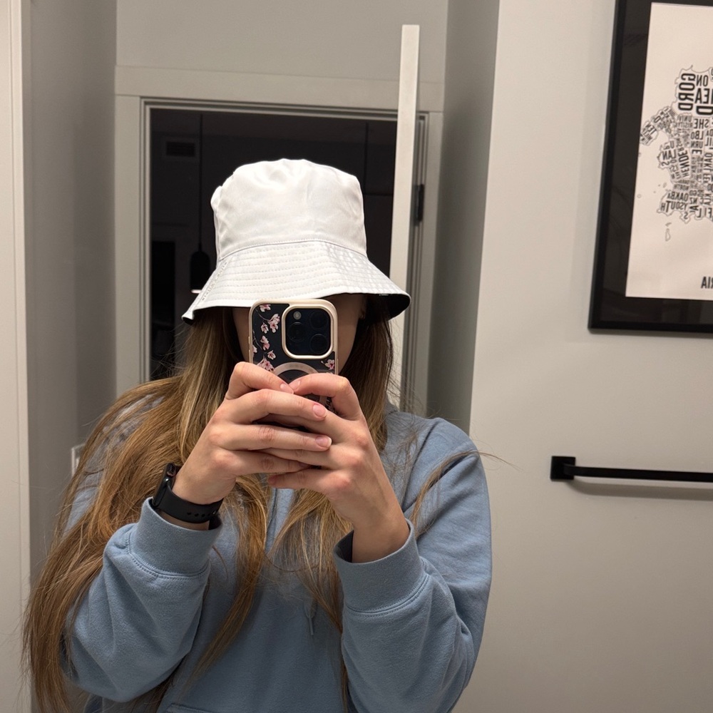 Alice + Olivia Clean White Cotton Bucket Hat with Logo Tag - Picture 3 of 4